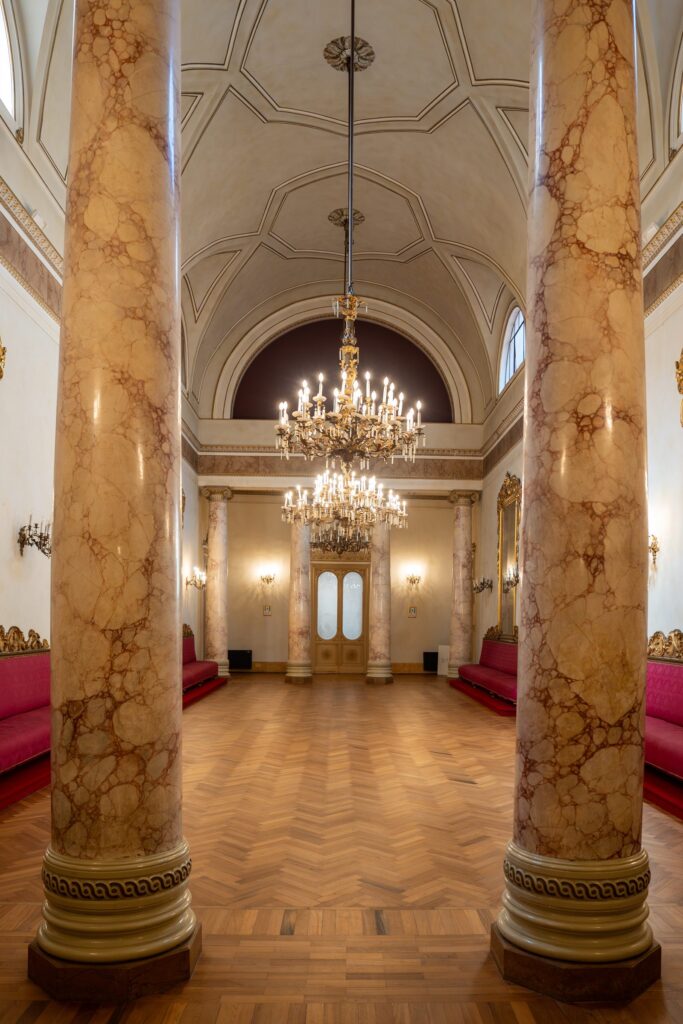 Colonne in marmo in primo piano nel salone di Palazzo Le Stanze a Pistoia.