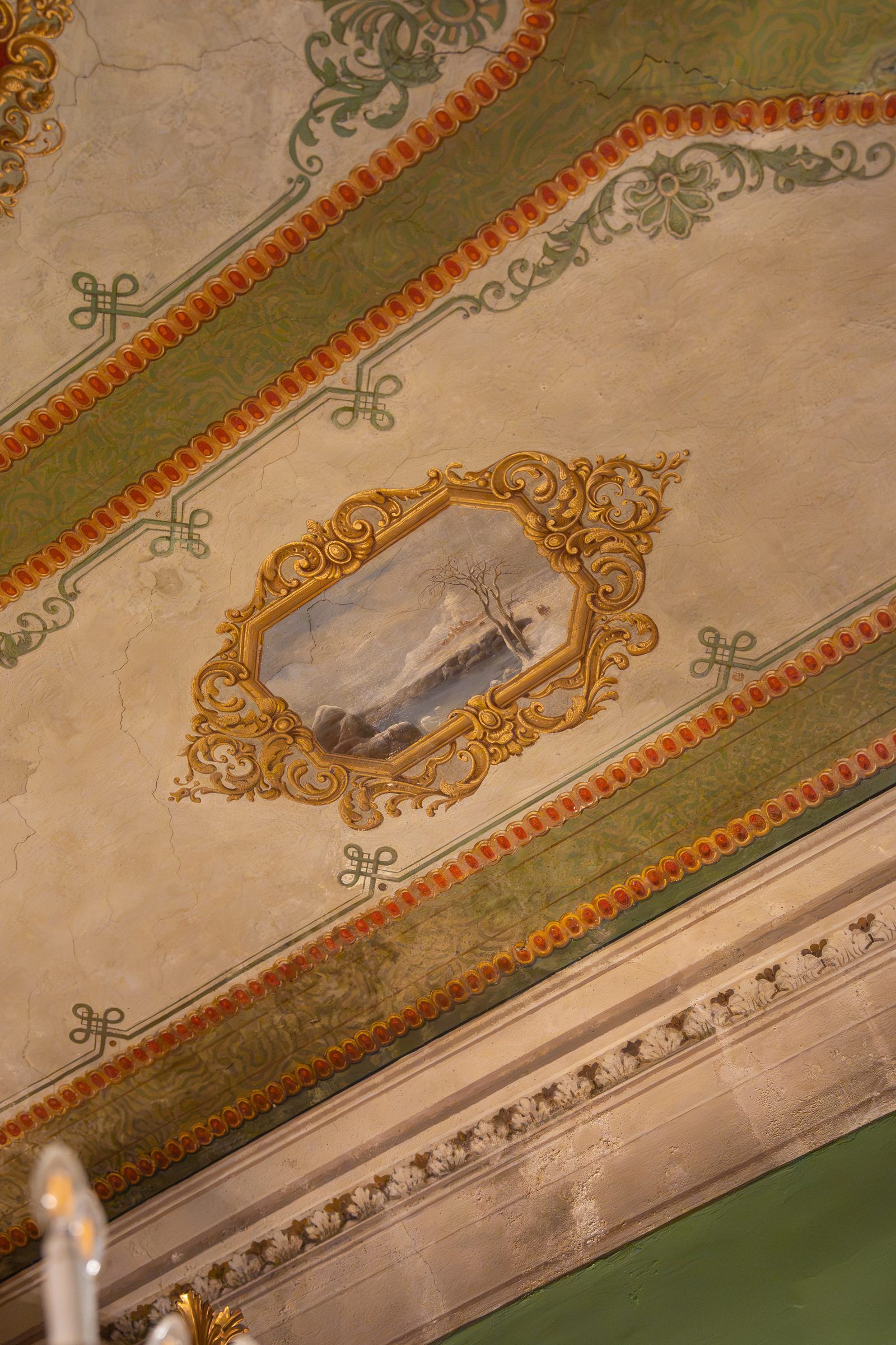 Medaglione dipinto sul soffitto decorato di una sala di Palazzo Le Stanze a Pistoia.