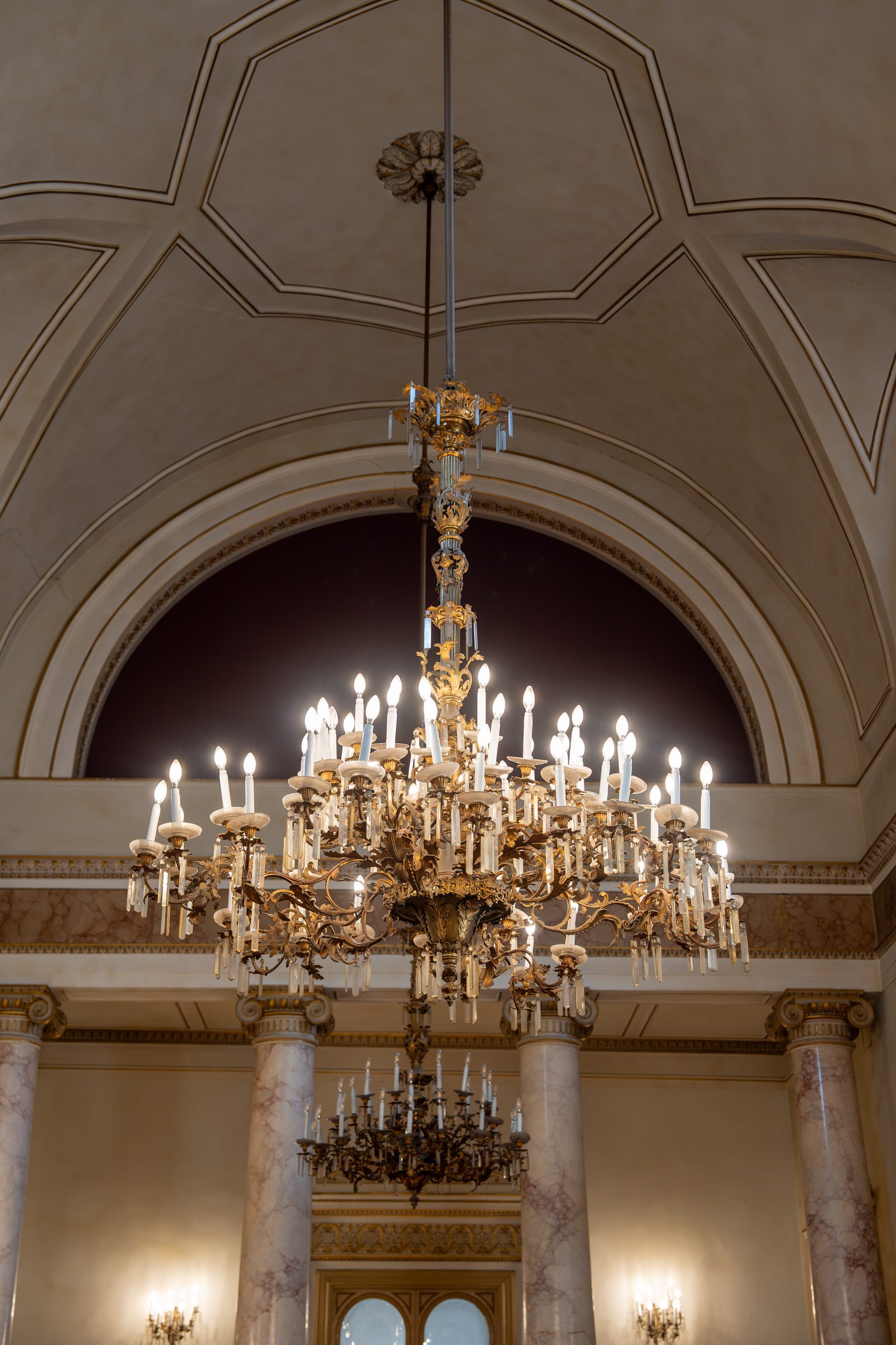 Volta ad arco del salone di Palazzo Le Stanze a Pistoia, con grande lampadario e finestre a lunetta.