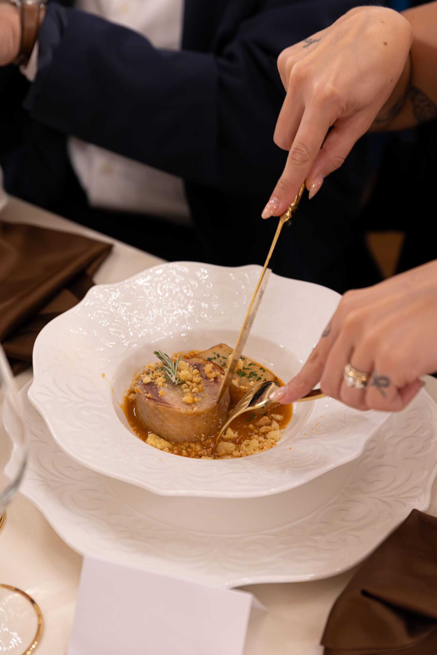 Un piatto servito durante un ricevimento a Palazzo Le Stanze, Pistoia, con il catering interno.